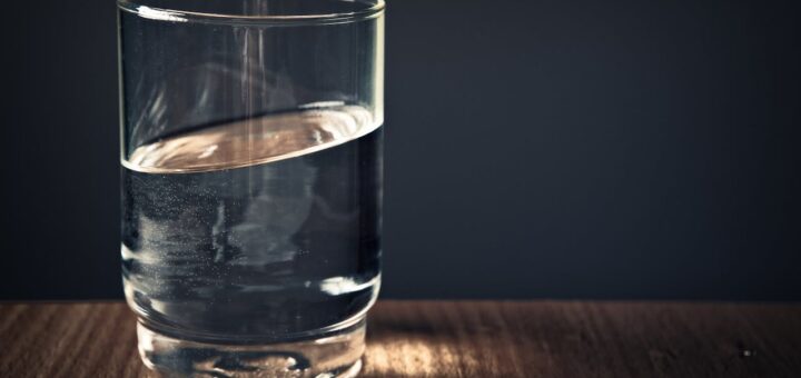 Co daje szklanka przegotowanej wody na czczo