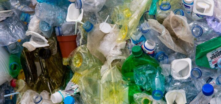 Czy woda butelkowana ma mikroplastik