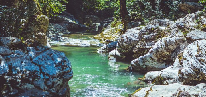 Czy woda źródlana ma minerały