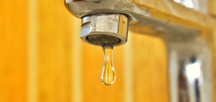 Czy woda źródlana to woda z kranu