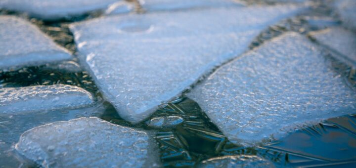 Jakie są nietypowe właściwości wody