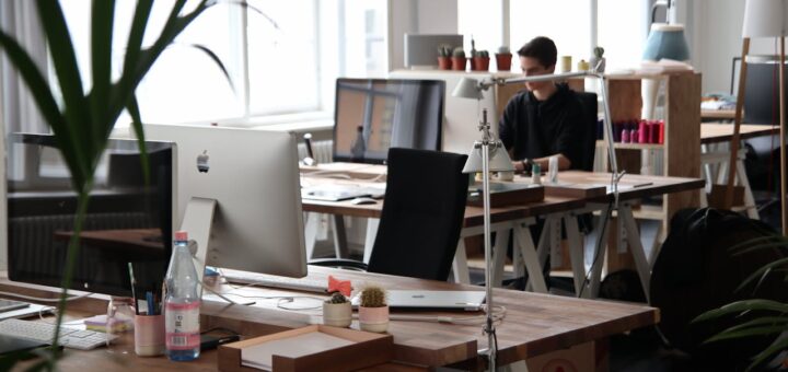 Jak zorganizować efektywną przestrzeń do pracy