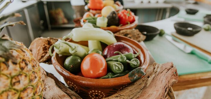 Jakie są korzyści z jedzenia sezonowych warzyw i owoców